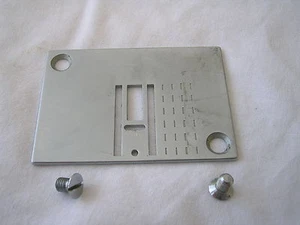 RARE RARE ORIGINAL NECCHI LYDIA 542/544 MK2 SEWING MACHINE NEEDLE PLATE & SCREWS - Picture 1 of 1