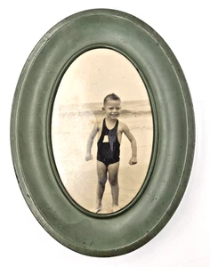 Vintage ovaler grüner Rahmen mit Foto von Jungen in einteiligem Tankanzug 7,5" x 5,5" - Bild 1 von 8