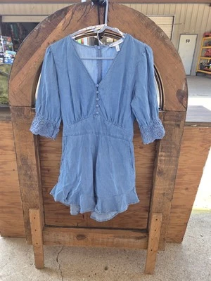 Mameluco con dobladillo con volantes Jessica Simpson talla S Foto 1 de 4