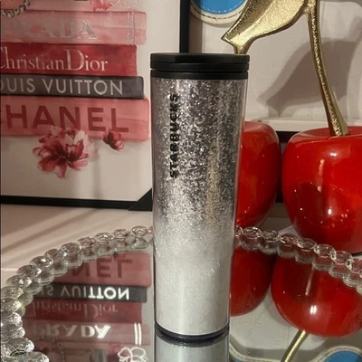 Vaso Starbucks plateado brillante con tapa negra 16 onzas Foto 1 de 4