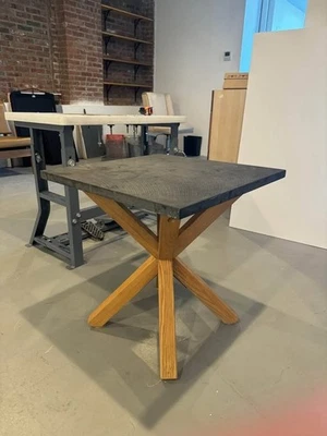 Mesa auxiliar West Elm de granito y madera Foto 1 de 3