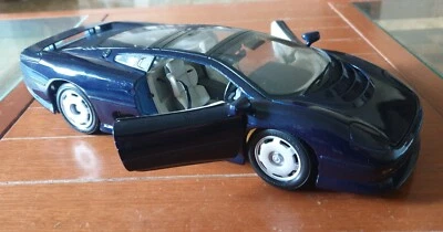 Maisto 1/18 scale Diecast - 31807 Jaguar XJ220 1992 Dark blue - Immagine 1 di 4