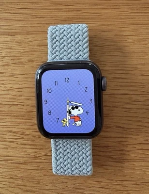 Apple Watch SE Nike 40mm Aluminium Gehäuse Space Grau GPS - Bild 1 von 4