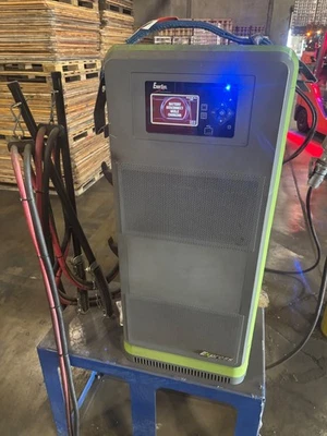 Cargador de batería Enersys EXE3-Nr-4Y.. 50/60Hz 24/36/48V 3 fases.Sin cable de alimentación Foto 1 de 4