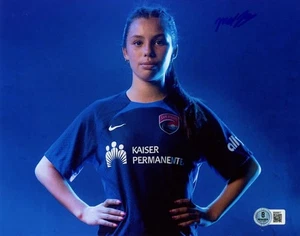 MELANIE BARCENAS SIGNED 8x10 PHOTO SIGNED WITH NWSL SOCCER AT 15 BECKETT BAS - Picture 1 of 2