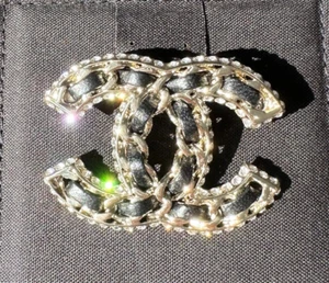 CHANEL 2023P GOLDFARBENE CC LOGO SCHWARZE LEDERKETTE BROSCHE ANSTECKNADEL CHARM - Bild 1 von 21