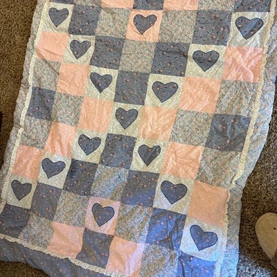 Manta Edredón Corazón Patchwork Hecho a Mano De Colección y Preciosos Momentos Bebé Blanco Foto 1 de 4