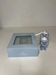 Wedgwood iconico vaso urna bianco blu ornamento con scatola - Foto 1 di 11