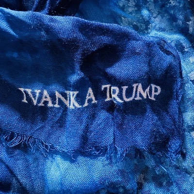 Cachecol feminino por Ivanka Trump (35) - Imagem 1 de 2