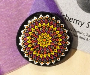 Handbemalter Alchemie Stein m. Rot, Gold, Violett & Orange Komplex Mandala Design - Bild 1 von 5