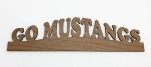 "Palabras de madera cortadas con láser "GO MUSTANGS"" para placa de escritorio, artesanía, marco (RF870) - Imagen 1 de 4