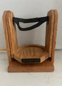 Gentleman Jack helles Holz Wiege/Schaukel/Ausgießer Display 8,5” hoch 7,75” breit - Bild 1 von 13