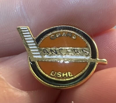 Prendedor de recuerdo raro vintage con logotipo de lanceros USHL Omaha Foto 1 de 4