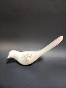 Fenton weißer Opal Satin Vogel handbemalt rosa Blume Figur signiert - Bild 1 von 4