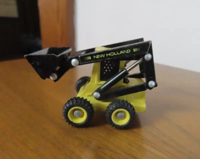 New Holland Skid Steer Ertl 1/64 scale Good Condition - Image 1 of 4