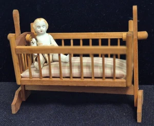 Shackman Holzwiege mit Windel Baby Mädchen Puppe 4,5"x 3,3/4" - Maßstab 1:12 - Bild 1 von 18