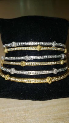 Par de pulseras brazalete de eternidad de seis diamantes Judith Ripka Foto 1 de 4
