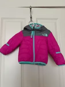 Chaqueta con Capucha THE NORTH FACE Perrito Reversible ROSA Talla 3-6 Meses - Imagen 1 de 4