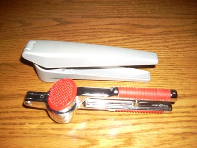 Lote de 2 trituradoras de prensa de ajo vintage (1) marca Pedrini Italia (1) Swiss ZYLISS. Foto 1 de 4