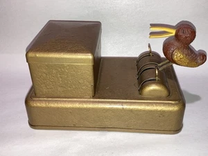 Dispensador mecánico de caja de cigarrillos de hojalata vintage con picoteo de pájaro - Imagen 1 de 13