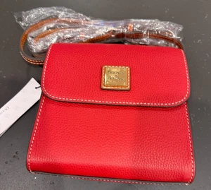 Neu mit Etikett Dooney & Bourke Briefträger mit Kieselkorn rot 738843826487 - Bild 1 von 10
