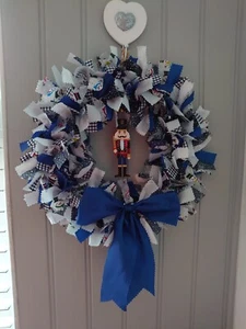 Weihnachten Scandi Lappenkranz traditioneller Nussknacker/ blau weiß/ kariert/ Schneemann - Bild 1 von 7