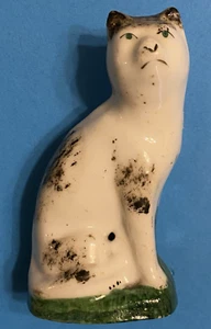 ANTIKE 4-1/4" STAFFORDSHIRE PORZELLANFIGUR ~ CALICO KATZE SITZEND AUF GRÜNEM SOCKEL - Bild 1 von 7