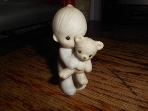 Precious Moments Boy Holding Bear 1982 Jonathon & David E-9278 Jesus Loves Me - Picture 1 of 2