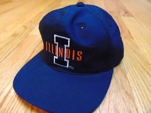 NEU VINTAGE 90ER NEW ERA NCAA ILLINOIS FIGHTING ILLINI BLAU DRUCKKNOPFLASCHE MÜTZE - Bild 1 von 3