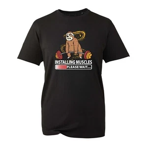 Installing Muscles Please Wait T-Shirt, Lazy Sloth Spruch Gym Workout Unisex Top - Bild 1 von 3