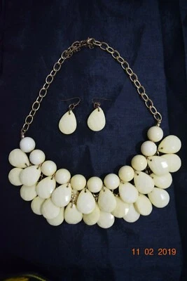 Juego de pendientes collar blanco Avon metal tono dorado Foto 1 de 4