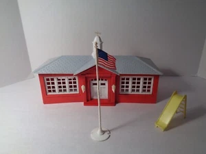 CASA ESCOLAR DE COLECCIÓN PLASTICVILLE, ASTA DE BANDERA, VELETA, TOBOGÁN PATIO DE RECREO. - Imagen 1 de 11