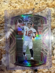 2020 SELEZIONA #201 TOM BRADY "PURPLE DIE-CUT PRIZM" (TAMPA BAY BUCCANEERS) 051025 - Foto 1 di 2