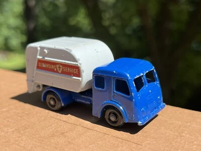 Matchbox Lesney Tippax Refuse Collector No. 15 - Image 1 of 4