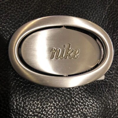 Hebilla de cinturón plateada Nike Spellout Swoosh Foto 1 de 4