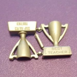 1971 MIGLIOR INSEGNANTE TROFEO #3 VINTAGE CRACKER JACK PRIZE Z-1364 come nuovo - Foto 1 di 4