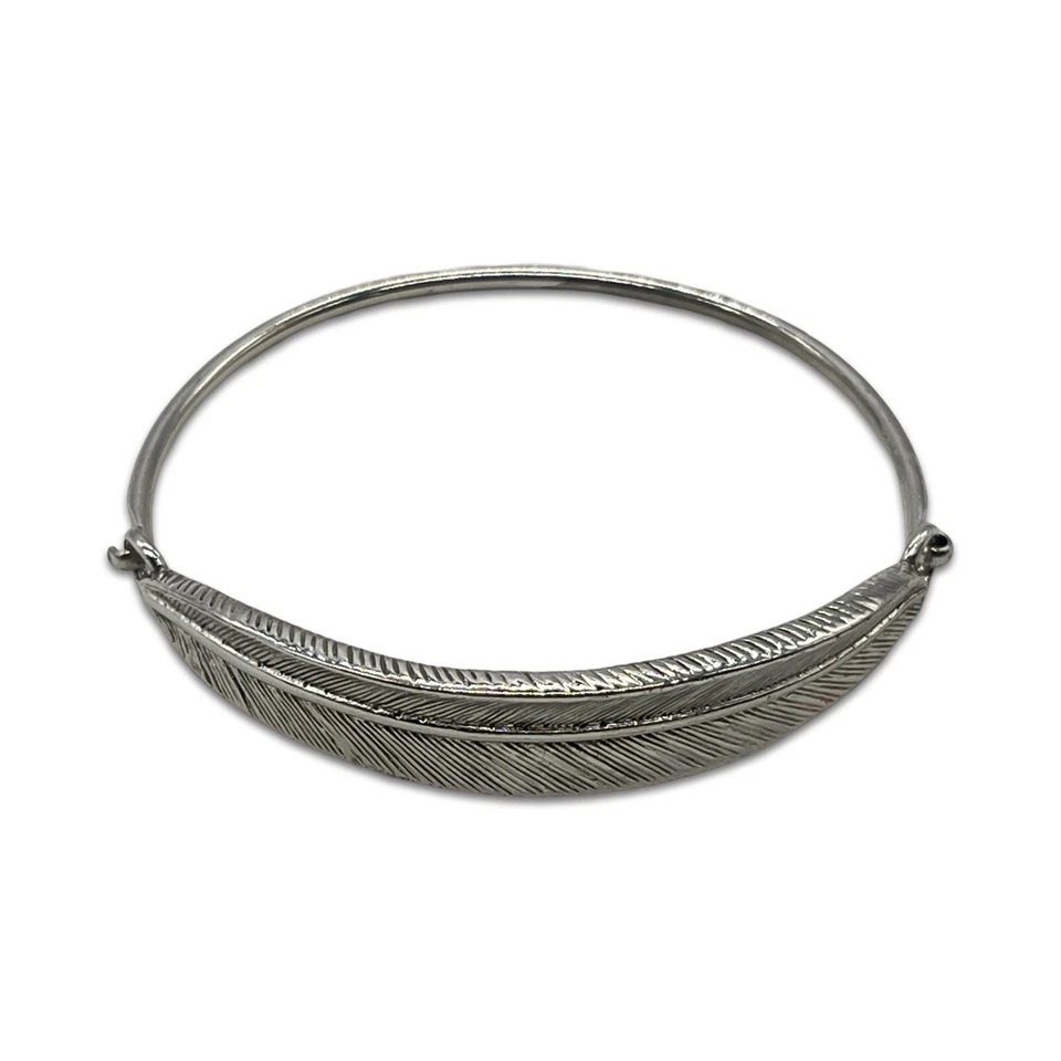 "Brazalete de plumas con bisagras boho tono plata Lia Sophia 6,55""" Foto 1 de 4