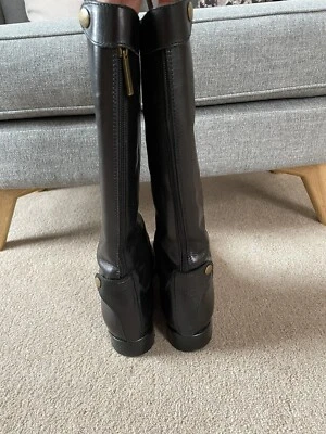 Botas Hermanos Lápiz labial Foto 1 de 4