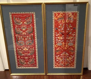 Zwei gerahmte chinesische rote Seidenstickerei Tafeln Blumen Fledermäuse Boote - Bild 1 von 7