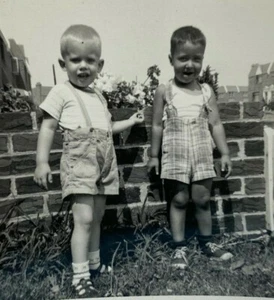 Zwei Jungen in Shorts mit Hosenträgern s/w Foto 3,5 x 3,5 - Bild 1 von 3