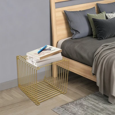 Mesa auxiliar dorada vintage, mesa auxiliar de geometría cuadrada, mesa auxiliar lineal de metal Foto 1 de 4