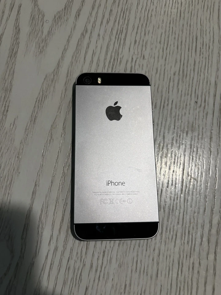 Apple iPhone 5s 16GB Gray, Unlocked, Fully Functional - Image 1 of 2