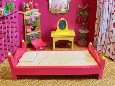 Juego de dormitorio de madera para casa de muñecas Barbie majestuosa mansión KidKraft Foto 1 de 4