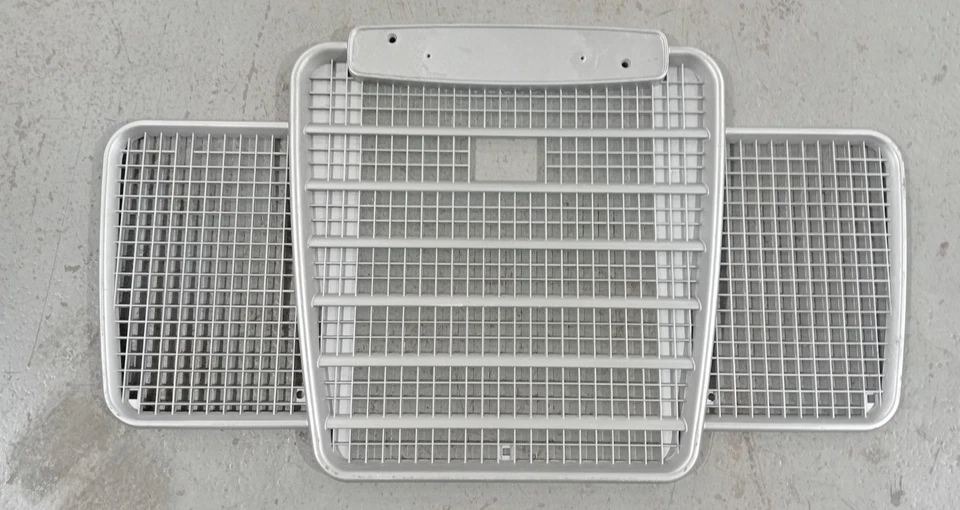 Rejilla de plástico Land Rover Serie 3 usada Foto 1 de 1