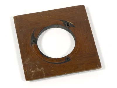 2 3/4 x 2 3/4 inch (69.5x69.5mm) Lens Board with a 35mm Copal No.0 Opening - Image 1 of 2