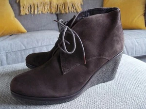 JOHN LEWIS ... " MADRID " BRAUNE WILDLEDER STIEFELETTEN MIT KEILABSATZ GR UK 8 EU 41 - Bild 1 von 9