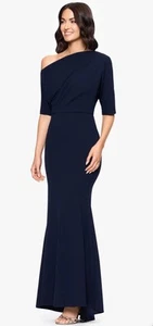 Abito lungo Betsy & Adam Madeline in crepe subacquea con spalle scoperte blu navy taglia 12 - Foto 1 di 20