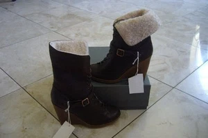 BOTAS CON CUÑA DE CUERO/OVEJA MARRÓN CAPRERA COLECCIÓN UGG EE. UU. 8.5 ¡NUEVAS!! 3401 - Imagen 1 de 5