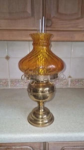 BRASS ALADDN STYLE OIL LAMP WITH STUNNING AMBER 10" SHADE VGC - Foto 1 di 9