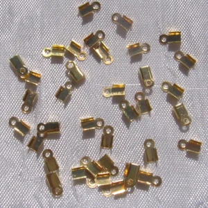 O177 - Set 200 Knotenabdeckungen 6mmx3mm Metallklemmen vergoldet für Draht Schnüre 1-2mm - Bild 1 von 3